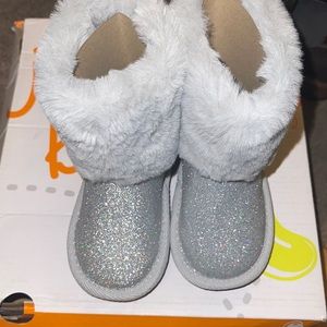 Adorable girl winter boot. Ugg style.Brand new 5T